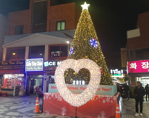 해마다 김해시 동상동에서 열리는 김해세계크리스마스 문화 축제 모습. /김해시