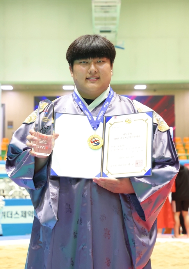 거창군 거창스포츠파크실내체육관에서 열린 ‘대통령배 2025 전국씨름왕선발대회’ 대학부에서 씨름왕을 차지한 김호민이 기념사진을 찍고 있다. /대한씨름협회