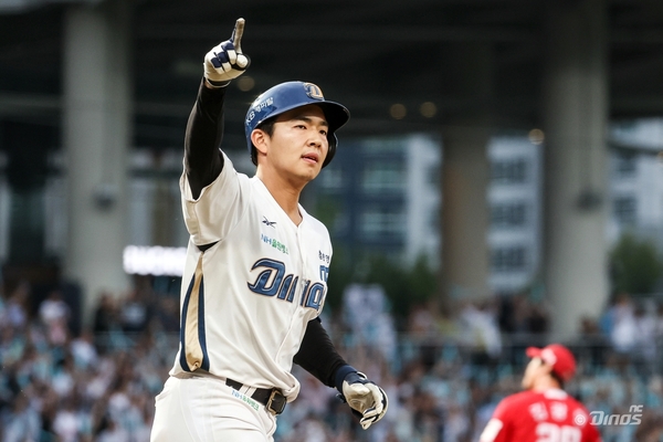 NC 다이노스 김휘집이 지난달 4일 창원NC파크에서 열린 프로야구 2025 신한 SOL 뱅크 KBO리그 SSG 랜더스와 NC 다이노스 경기에서 홈런을 치고 그라운드를 돌고 있다. /연합뉴스