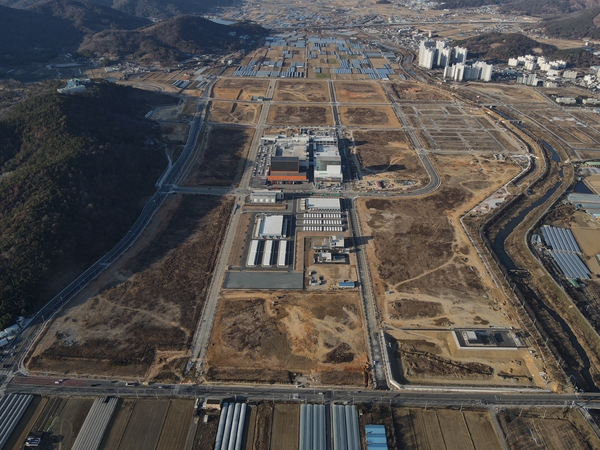 밀양시 투자유치설명회는 부북면 감천리 일대 165만㎡에 이르는 나노국가산단의 분양률을 현재 44%에서 50% 이상으로 높이려는 목표로 열린다. 사진은 나노융합국가산단 전경 /밀양시