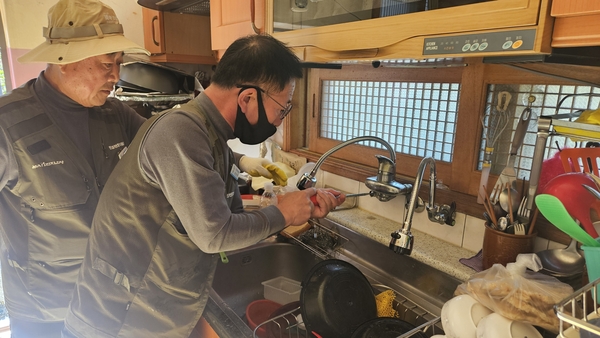 4일 오전 의령군 가례면 갑을마을 정능수 씨 댁을 찾은 의령민생현장기동대 (왼쪽부터) 강찬, 천승현 반장이 고장난 싱크대 수도꼭지를 수리하고 있다. /유은상 기자