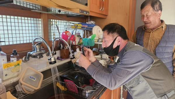 4일 오전 의령군 가례면 갑을마을 정능수 씨 댁을 찾은 의령민생현장기동대 천승현(왼쪽) 반장이 고장난 싱크대 수도꼭지를 수리하고 있다. /유은상 기자