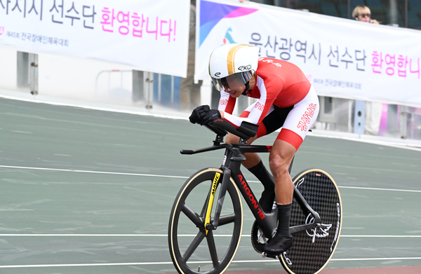 4일 부산시 금정구 스포원파크 경륜장에서 열린 제45회 장애인체육대회 사이클 개인추발 4㎞ 경기(CYC5)에서 경남 정재섭이 역주하 있다. /김구연 기자