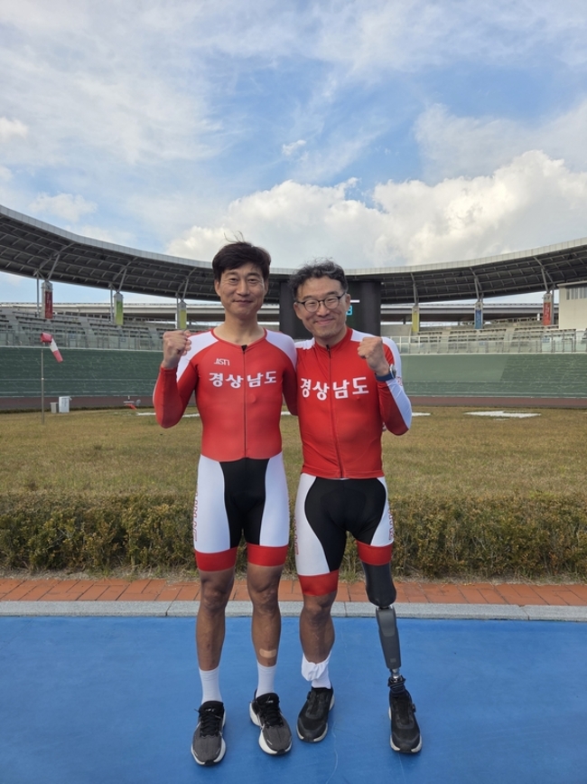 경남 장애인 사이클을 이끌고 있는 정재섭과 김지윤이 4일 경기를 마치고 파이팅을 외치고 있다. /박신 기자