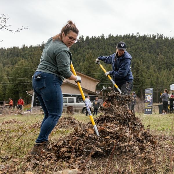 캐나다 브리티시컬럼비아 주민들이 산에 인접한 주택 인근에서 불에 잘 탈 우려가 큰 마른 나무 가지와 낙엽들을 쓸어모으고 있다. /파이어스마트 BC