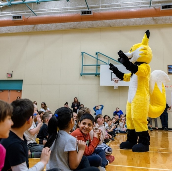 캐나다 브리티시컬럼비아주 한 학교에서 파이어스마트 BC 마스코트가 산불 예방 교육에 앞서 분위기를 띄우고 있다. /파이어스마트 BC