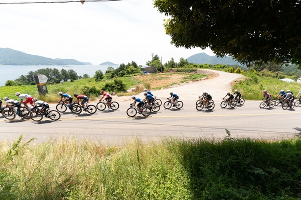6월 열린 '투르 드 경남 2025'에서 선수들이 남해 구간을 달리고 있다. /경남도