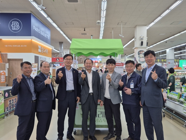 농업인 관련 단체 관계자들과 행사 때 함께한 조재경 팀장(오른쪽 세 번째) /본인 제공