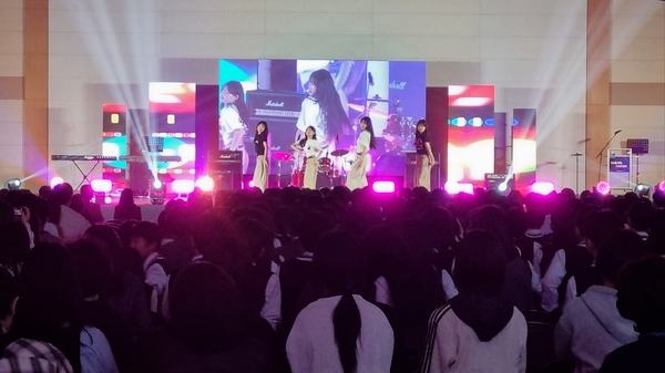 산청 청소년들이 만든 ‘산청유스페스타’가 6일 산청실내체육관에서 열렸다. ‘청소년기획단’ 주축으로 진행된 행사는 청소년들이 직접 기획하고 운영했다. /산청군