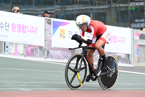 경남 장애인 사이클 정재섭이 4일 부산 금정구 스포츠원파크 싸이드롬에서 열린 제45회 장애인체육대회 사이클 개인추발 4km 경기를 펼치고 있다. /김구연 기자