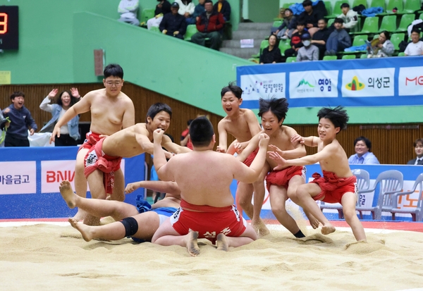 마산실내체육관에서 8일 열린 ‘제22회 학산김성률장사배전국장사씨름대회’ 초등학교부 단체전에서 우승을 차지한 북성초등학교 선수들이 기뻐하고 있다. /대한씨름협회