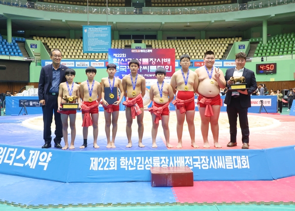 마산실내체육관에서 8일 열린 ‘제22회 학산김성률장사배전국장사씨름대회’ 초등학교부 단체전 우승을 차지한 북성초등학교가 손재근 대한씨름협회 부회장(왼쪽 첫째), 황태혁 감독(오른쪽 첫째)과 우승 기념 사진을 찍고 있다. /대한씨름협회