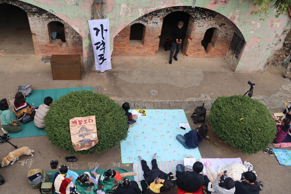 8일 열린 ‘가덕도새소리음악제’에서 치유음악가 봄눈별이 연주하고 있다. /백솔빈 기자