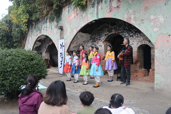 8일 열린 가덕도새소리음악제에서 노래하는 개똥이어린이예술단. /백솔빈 기자