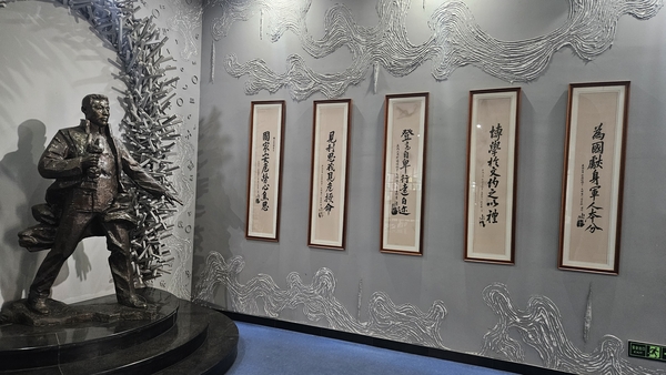 중국 하얼빈역 안중근의사기념관 입구에 설치된 안중근  의사 전신상과 유묵 사본들. /정봉화 기자