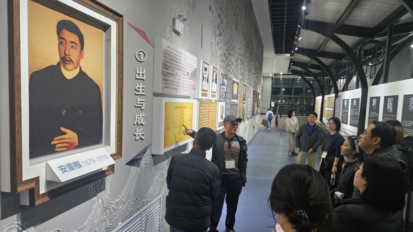 탐방단이 하얼빈역 내 안중근의사기념관을 둘러보고 있다. /정봉화 기자