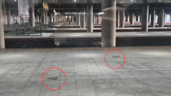 하얼빈역 안중근의사기념관 내부에서 유리창 너머로 의거 현장을 볼 수 있다. 안중근 의사 저격 장소는 세모로, 이토 히로부미가 쓰러진 장소는 네모로 표시돼 있다. /정봉화 기자