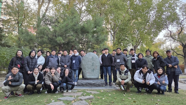 탐방단이 자오린 공원  내 안중근 의사 유묵비 앞에서 기념사진을 찍고 있다. /한국기자협회