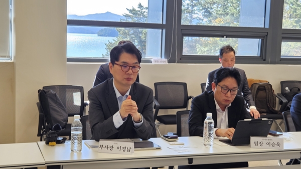 이경남 SK 부사장이 10일 고성유스호스텔에서 열린 현장 간담회에 참석해 주민 의견을 듣고 있다. /정봉화 기자