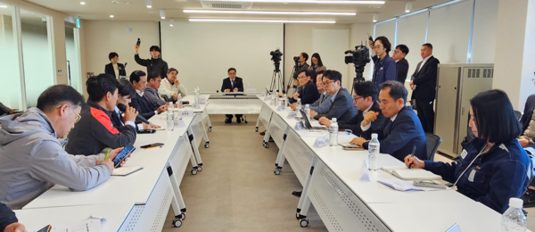 허성무 국회의원이 10일 고성유스호스텔에서 SK오션플랜트 매각 관련한 현장 간담회를 주재하고 있다. /정봉화 기자