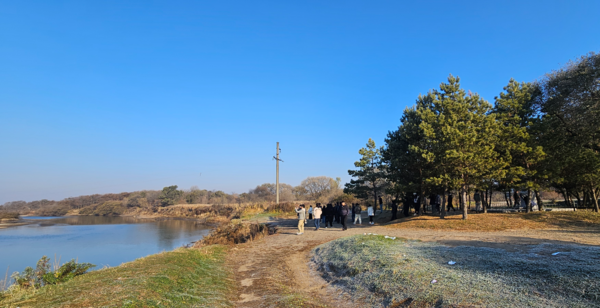 이상설 선생 유허비가 설치된 강가 모습. /정봉화 기자