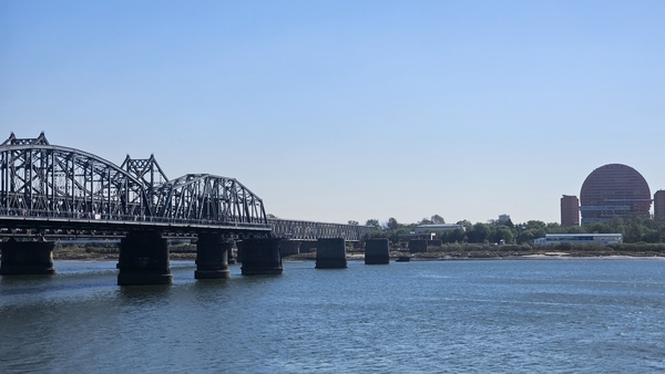 중간에 끊긴 압록강단교와 무역교류를 이어가는 북중우의로가 나란히 서 있다. 건너편은 북한 신의주 모습.  /정봉화 기자