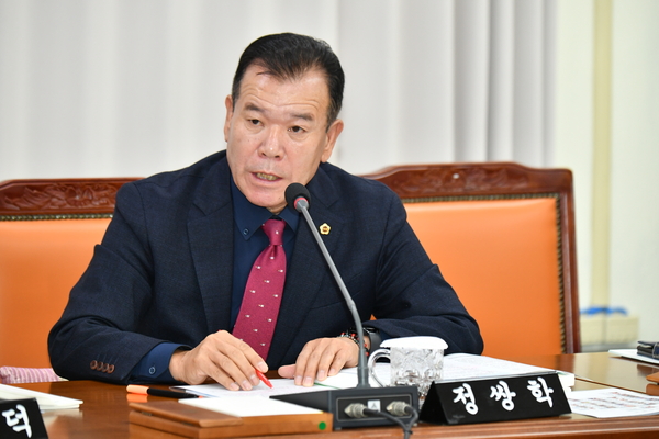 정쌍학(국민의힘·창원10) 도의원이 11일 경남개발공사를 상대로 행정사무감사 질의를 하고 있다. /경남도의회