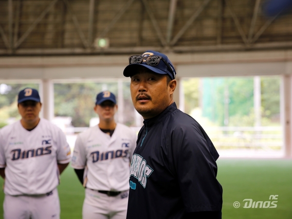 NC 이호준 감독이 일본 오키나와 캠프 훈련장에서 선수들과 이야기를 나누고 있다. /NC 다이노스
