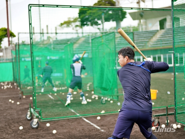 NC 김휘집이 일본 오키나와 캠프 훈련장에서 타격 훈련을 하고 있다. /NC 다이노스