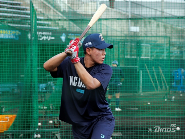 NC 신재인이 일본 오키나와 캠프 훈련장에서 타격 훈련을 하고 있다. /NC 다이노스