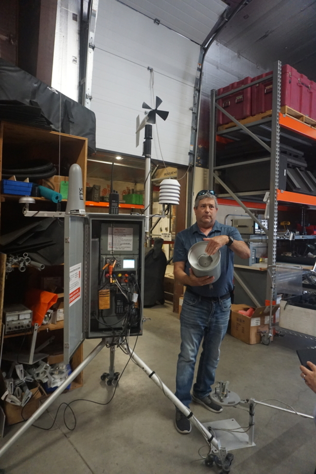 자동기상관측소의 앨런 헤스터씨가 휴대용 관측기에 대해 설명하고 있다. /공동취재단