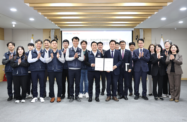 경남도(도지사 박완수)와 경남도청공무원노동조합(위원장 한진희)이 10일 ‘2025년 단체협약 조인식’을 열었다. 참석자들이 단협을 체결하고 기념사진을 찍고 있다. /경남도