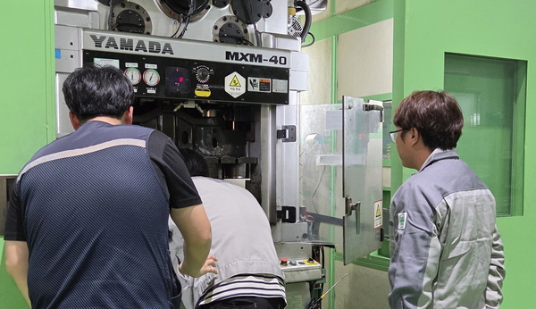 창원국가산업단지 경영자협의회가 운영하는 ‘2025년 미래내일 일경험사업’에 참여한 학생(오른쪽)이 기업 현장에서 직무를 배우고 있다. /창원국가산단 경영자협의회