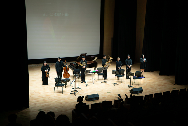 지난달 24일 열린 최유리 현대음악 작곡가의 발표회 <소리, 그 경게를 넘어서>에서 최 작곡가와 연주자들이 인사하고 있다. /최유리