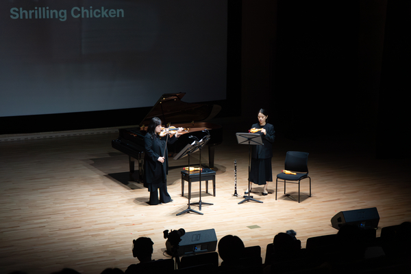 최유리 작곡가의 <바이올린과 클라리넷을 위한 Shrilling Chicken(쉴링 치킨)>’을 연주하는 모습. /최유리