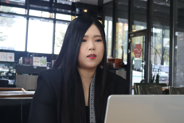 최유리 현대음악 작곡가가 자신의 작업 방식과 방향을 설명하고 있다. /주성희 기자