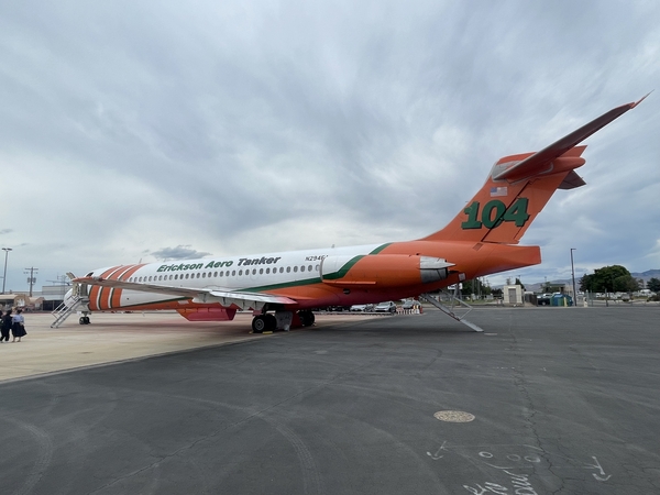 NIFC와 계약한 민간 항공기를 개조한 소방 항공기. 기체 밑면과 바닥에 분홍색 내화제가 보인다. /공동취재단