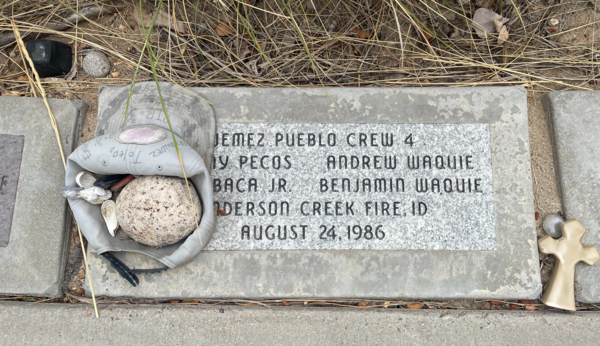 미국 NIFC 내 산불 진화 도중 순직자들 추모공원 내 비석. 순직자가 생전 즐겨 쓰던 모자와 간직하던 십자가 등이 놓여 있다. /공동취재단