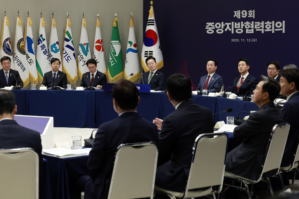이재명 대통령이 12일 용산 대통령실에서 열린 중앙지방협력회의에서 참석자 발언을 듣고 있다. /연합뉴스