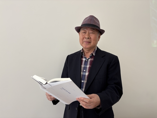 평생 쓴 시조를 모두 모아 시조전집을 낸 이우걸 시조시인. /주성희 기자