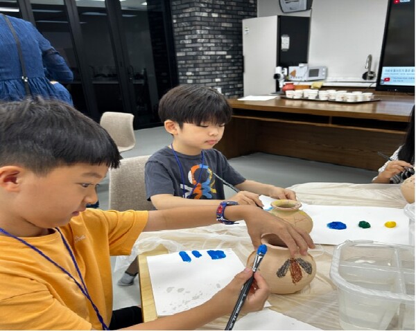 진주청동기문화박물관에서 열린 토기에 그림 그리기 체험 행사.