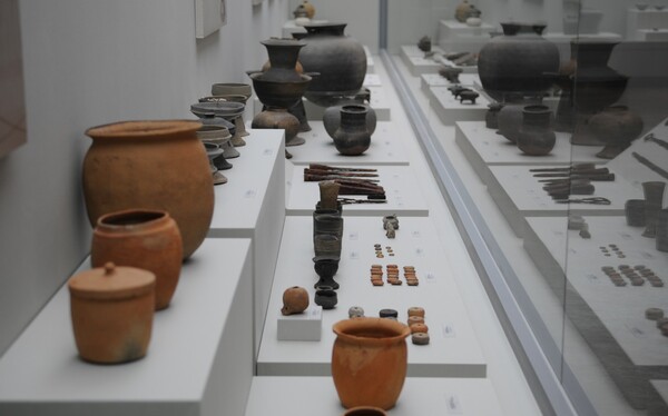 거창박물관에 전시된 토기.