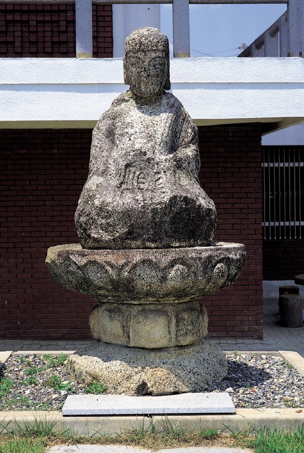 거창박물관에 전시된 송림사지 석조여래좌상.