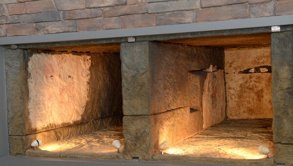 거창박물관에 전시된 둔마리 벽화 고분 모형.