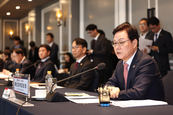 박완수(맨 오른쪽) 경남도지사가 6일 서울 여의도 켄싱턴호텔에서 열린 ‘경남도-국민의힘 경남도당 예산정책협의회’에서 발언하고 있다. /경남도