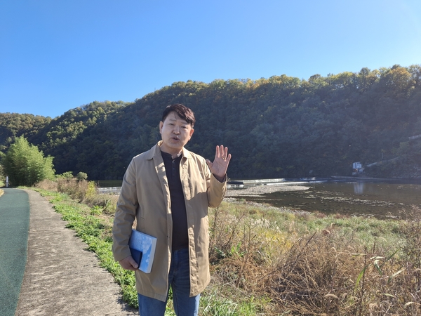 밀양시 용평동 용두보는 용두산과 밀양강, 암새들을 끼고 있는 명소다. 그 앞에 장창표 작가가 섰다. /이일균 기자