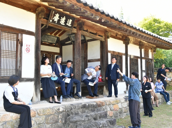 장창표 작가가 경남도의회 ‘경남역사문화연구팀’을 밀양시 부북면 김종직 선생 생가의 추원재로 안내해 해설하고 있다. /장창표 작가