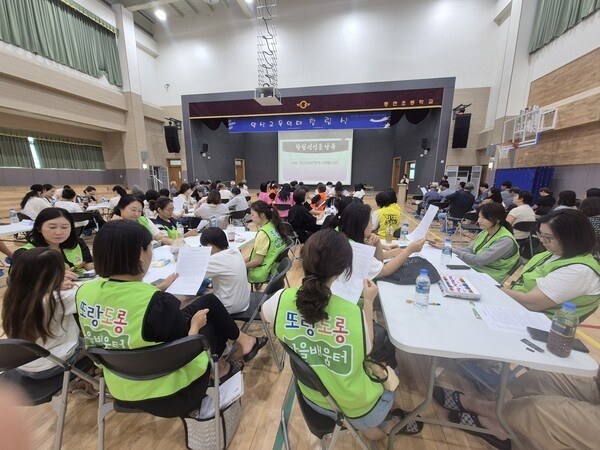 지난 8월 양산시 동면초등학교 강당에서 열린 ‘양산교육연대’ 창립식 현장. 학교, 마을배움터, 마을강사 등 다양한 교육 주체들이 지역 교육의 미래에 연대 의지를 모았다. /문정민 기자