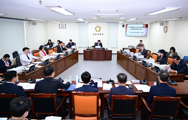 14일 경남도의회 교육위원회가 경남교육청 미래교육국을 대상으로 행정사무감사를 진행하고 있다. /경남도의회