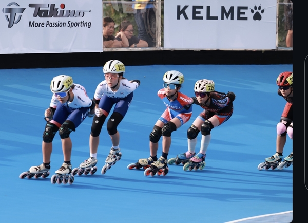거제 삼룡초등학교 배근영(맨 앞)이 대만 타이난시에서 열린 국제롤러스케이팅 대회에서 경기를 치르고 있다. /경남롤러스포츠연맹